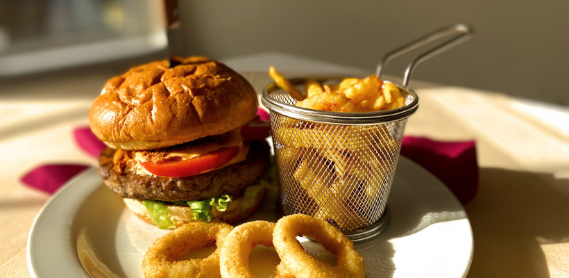 Bisztró burger marhahússal, saláta, öntet, hasábburgonya, pirított hagyma