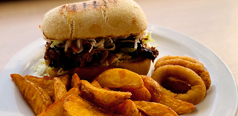 Pulled Pork szendvics cibattában, káposztasalátával, steakburgonya, rántott hagymakarika