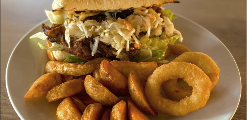 Pulled Pork szendvics cibattában, káposztasalátával, steakburgonya, rántott hagymakarika