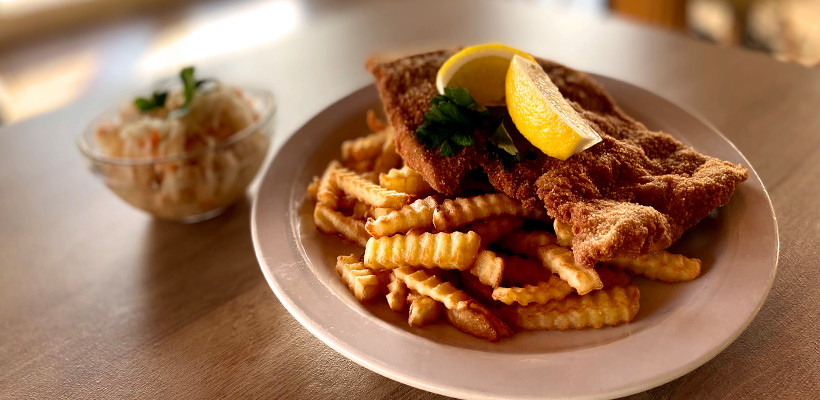 Óriás bécsi szelet hasábburgonyával és házi káposztasalátával