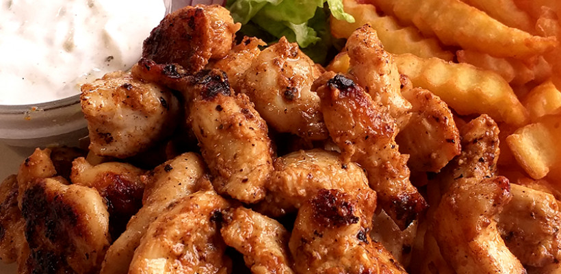 Gyros tál csirkéből hasábbal és tzatzikivel