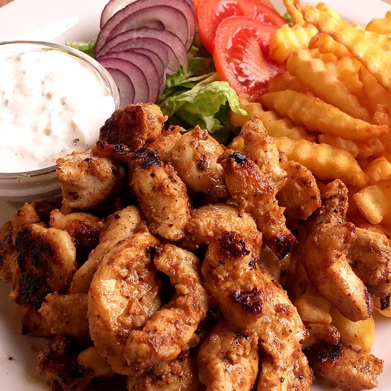 Gyros tál csirkéből, hasábbal és salátával