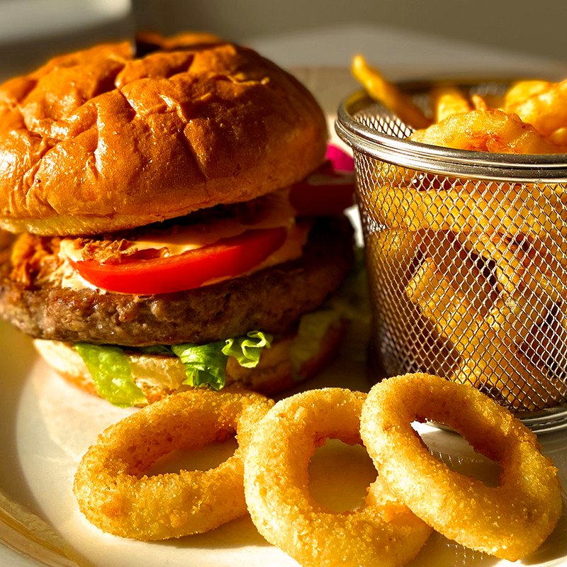 Bisztró burger hasábbal, sült hagymakarikával