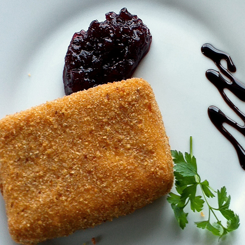 Rántott camembert sajt áfonya lekvárral (köret nélkül)