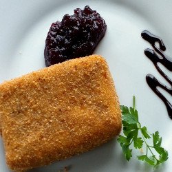 Rántott camembert sajt áfonya lekvárral (köret nélkül) Főételek